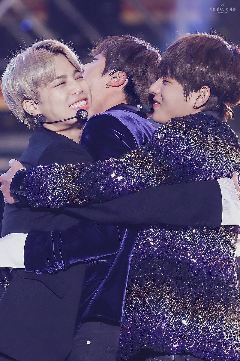 skypjm1013's tweet photo. 161231 MBC 영동대로 가요대제전 지민

댕댕이들 추워서 꽉 껴안았지☺️

#지민 #JIMIN #BTS  #방탄소년단 @BTS_twt https://t.co/YkW7jpbpiW