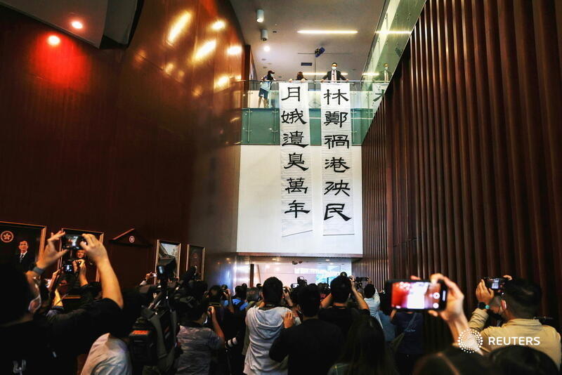 reuterspictures's tweet photo. Pan-democratic legislator Lam Cheuk-ting hangs a banner against Hong Kong chief executive Carrie Lam, as opposition legislators resigned in protest against the dismissal of four of their colleagues. More photos of the week: https://t.co/XYAyiP2WNS 📷 Tyrone Siu https://t.co/eqj85Z2yOT