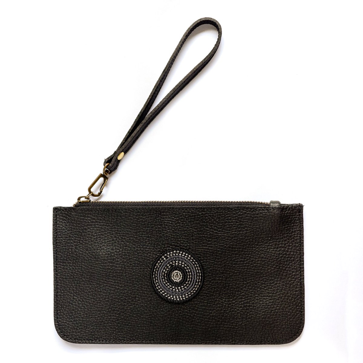 shopkoko_ke's tweet photo. Black | Bold | Beautiful ✨The Shanga Wristlet✨.

#KoKobyKhakasa #LeatherWristlet #BeadedWristlet #LeatherClutch #BeadedClutch #AfricanPrints #KitengeLining #Artisans #EthicalFashion #HandCrafted #Kenyan_Styled #MadeinKenya https://t.co/AgpuJLuq6b
