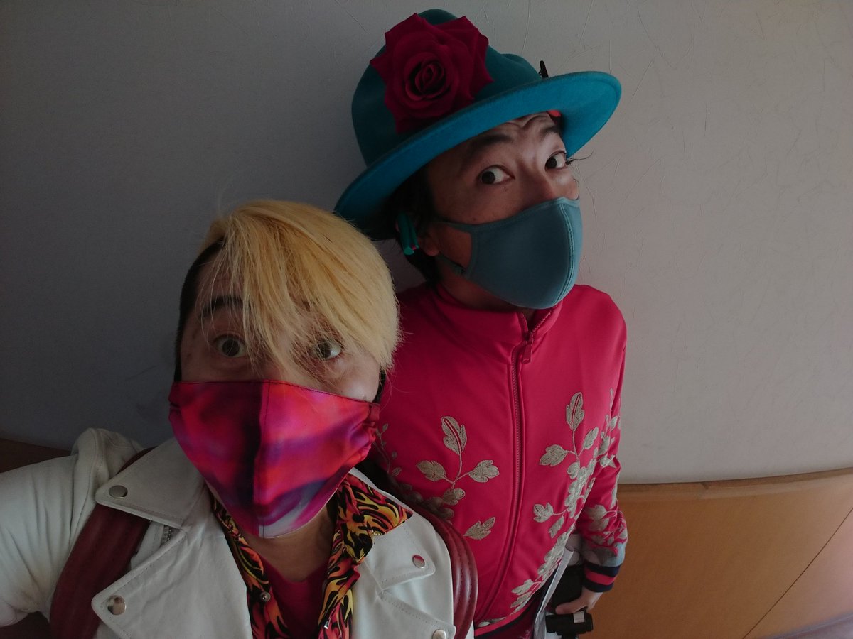 Yonetsuka's tweet photo. 今年はもう一回は同じ現場に入ってる #ライティングディレクター #HIGASIX こと #東元丈典 氏とスタジオ通路でそーぐー☆バンバン( ̄^ ̄)/
#特殊メイク
#造形
#造形虎の穴
#ハウンテッド
#haunted
#米塚
#yonetaro https://t.co/An850rhRS1