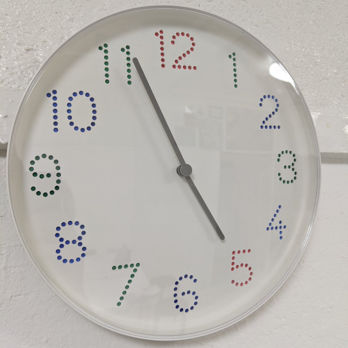 ガクセイ5 0ベース Ikeaで時計を買ってきたら ベースにいたメンバーの提案で 数字に色をつけることに 最初のまっさらな 時計から カラフルでおしゃれな時計に なりました ちなみに5を赤 にしたのはある理由が あるからだそうです なぜでしょう ガクセイ5 0ベース Ikeaで時計を買ってきたら ベースにいたメンバーの提案で 数字に色をつけることに 最初のまっさらな 時計から カラフルでおしゃれな時計に なりました ちなみに5を赤 にしたのはある理由が あるからだそうです なぜでしょう