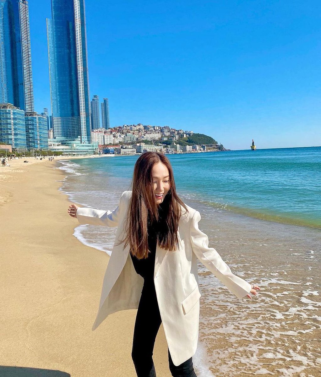 hyori_sunie's tweet photo. Haeundae beach... Jessica is in Busan now? https://t.co/XlxQ6oXuVp
