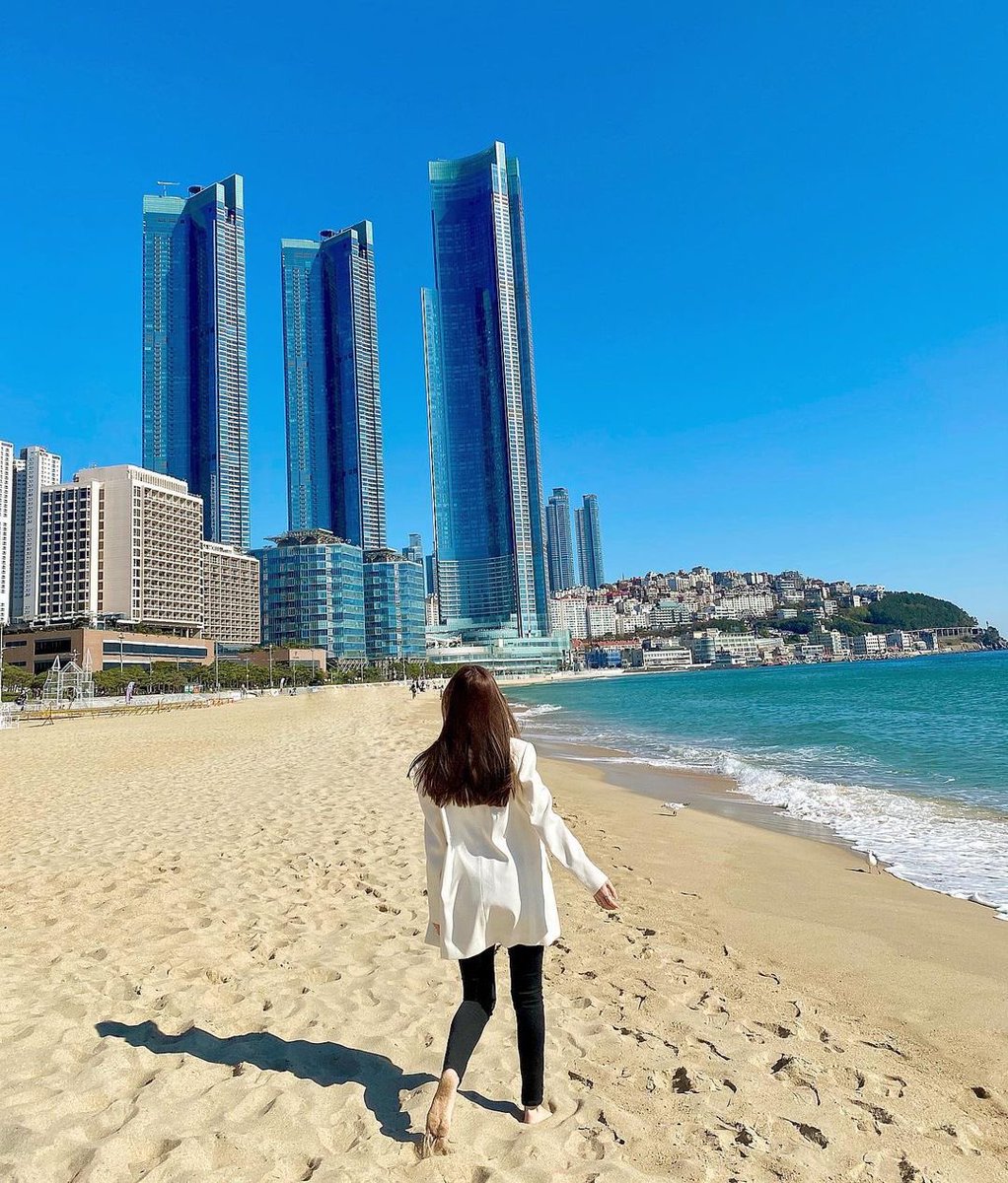 hyori_sunie's tweet photo. Haeundae beach... Jessica is in Busan now? https://t.co/XlxQ6oXuVp