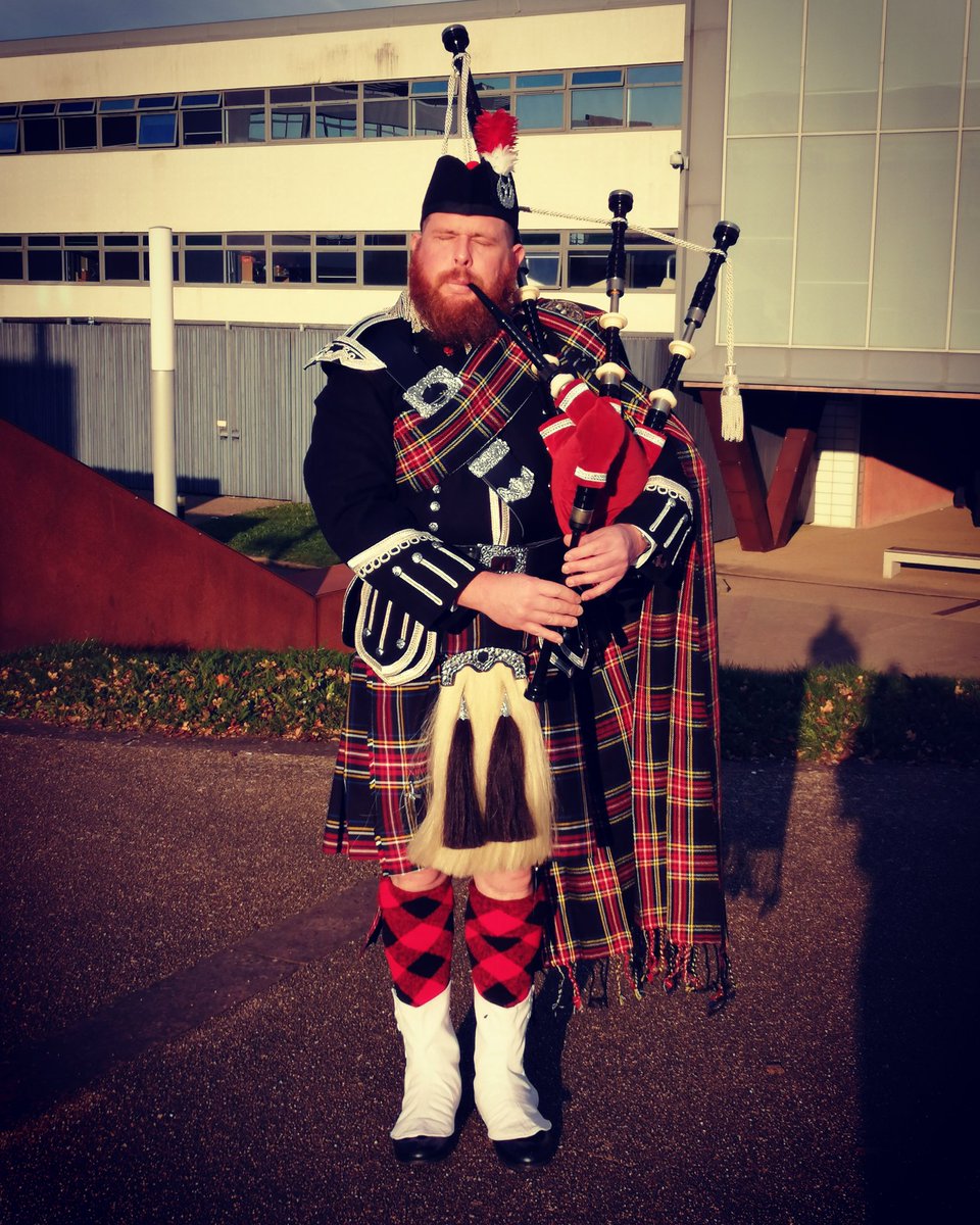 SimonThePiper2's tweet photo. Piping for the Herefordshire and Ludlow College for Armistice Day. 11.11.2020 #simonthepiper #Herefordpiper #ArmisticeDay #WeShallRemember #lestweforget2020 https://t.co/giQCOsGmIm