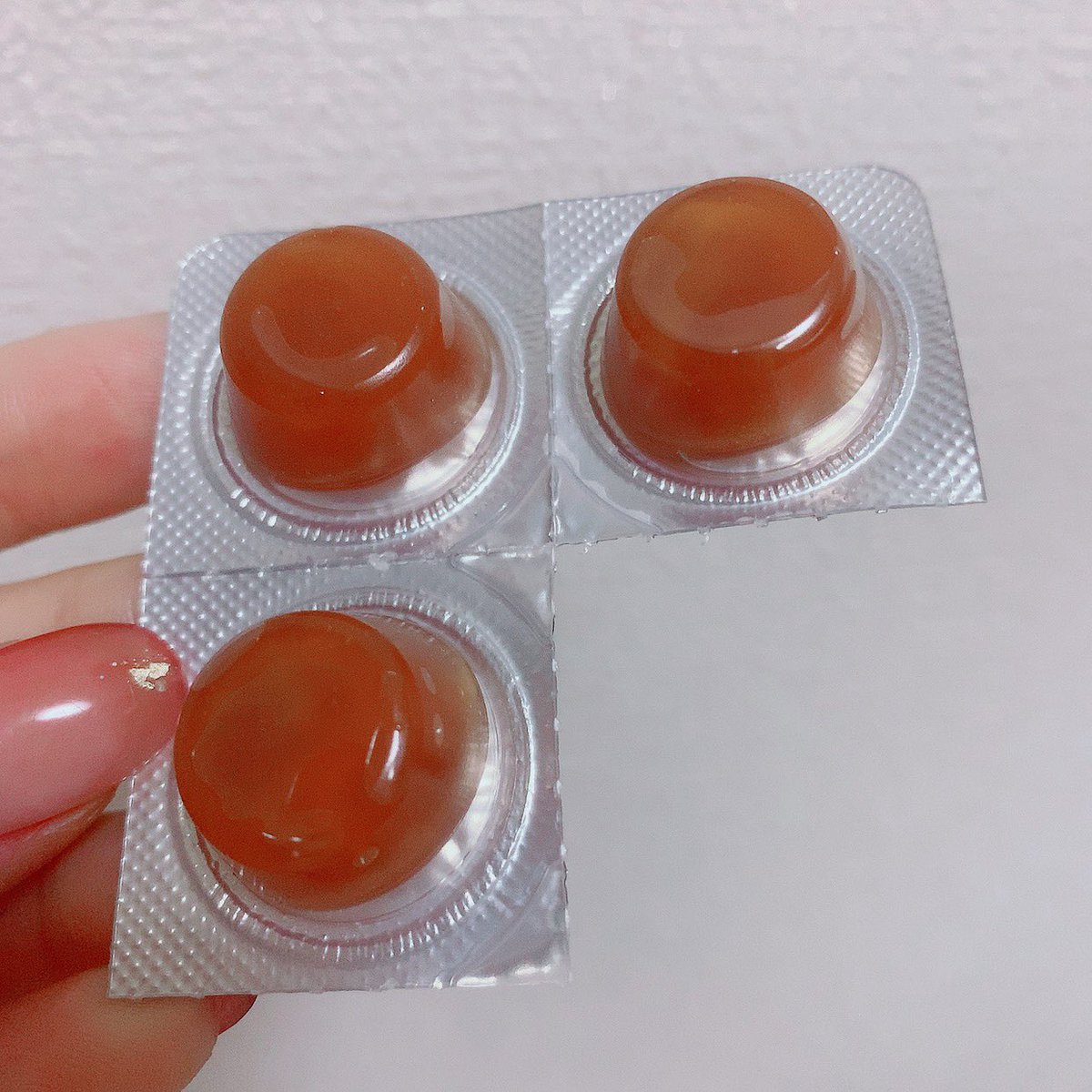 か わ に し み き 薬局購入品で紹介したマヌカハニーの喉飴めっっっっっちゃ美味しい マヌカハニーってメンタム味のイメージしかなかったんだけどこんな美味しいの でも高すぎるから喉が緊急の時にチビチビなめてるみんなのオススメ喉飴おしえて
