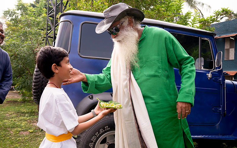 SadhguruJV's tweet photo. Life is not in our activity, not in our possessions, and not in what we touch, taste, see, or smell. You are Life – the rest are just ingredients. #SadhguruQuotes https://t.co/c1t6nslHgX