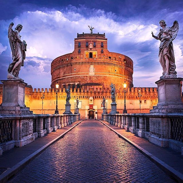 Let's Learn about 1 of the most famous Roman  #AssassinsCreed   Landmarks: CASTEL SANT'ANGELO  Thewas 1st the tomb of Rome's Great Emperor: Hadrian!I'll start w/ her Origins (2-4),Go into Dark & Middle Ages (5-7),& End w/ the BORGIA Rule of her(8-10)! #ACFacts:10-131/13