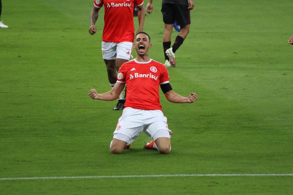 SCInter_ENG's tweet image. Congratulations, Galhardo!  👏 Our top scorer was summoned by coach Tite to defend the Brazilian team in the 2022 World Cup qualifiers. The 17 colorado shirt will be available for the match next Tuesday (11/17), against Uruguay, away from home.  😍🇧🇷 #VamoInter