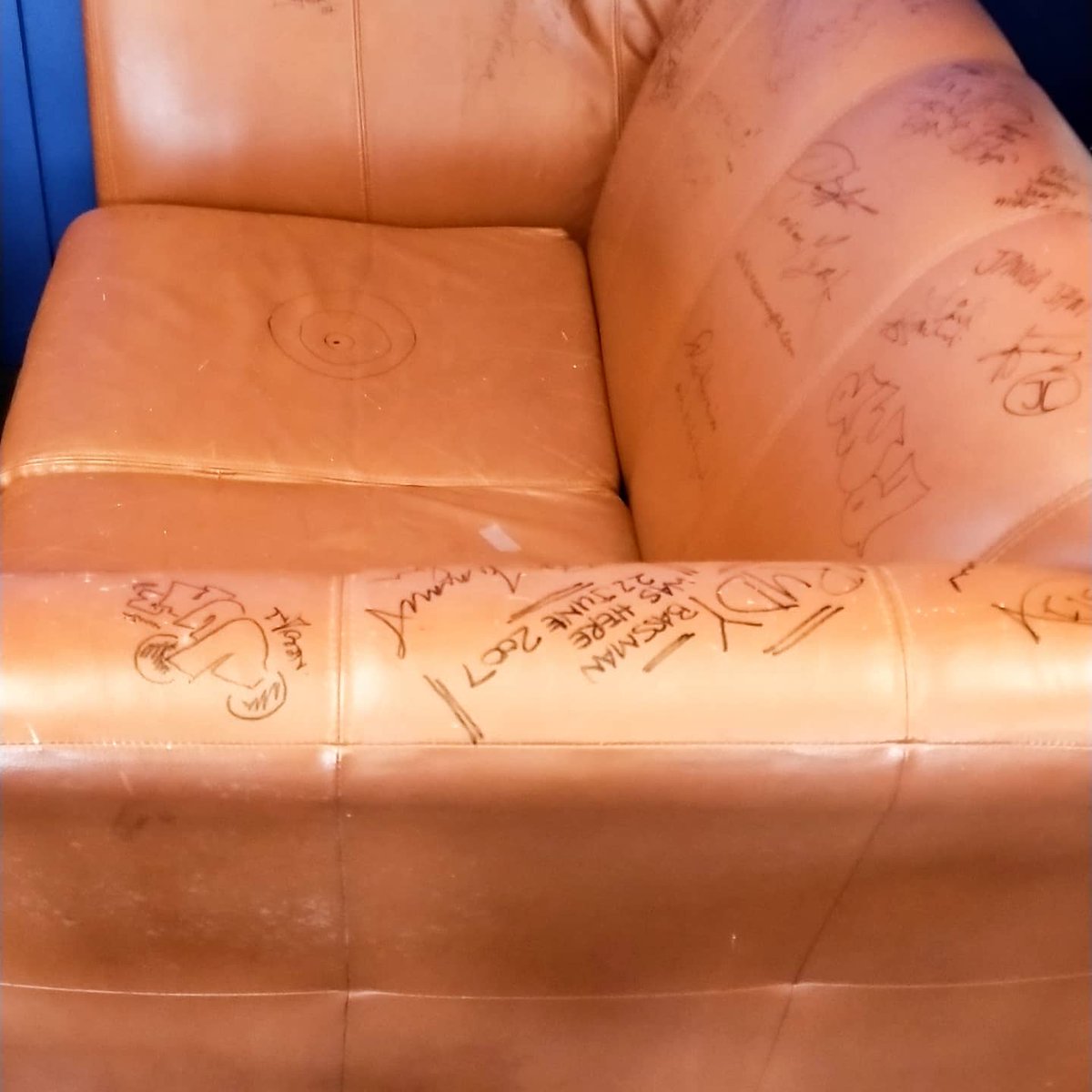 ange49nz's tweet photo. Pretty stoked. Scored this sweet couch from the Op shop for my daughter. Am I a cool mum or what! Signed by #NesianMystik, #Spacifix #ThomasStowers #CheFu #RiqiHarawira #JamoaJam and others. https://t.co/ZafUn5R5zm