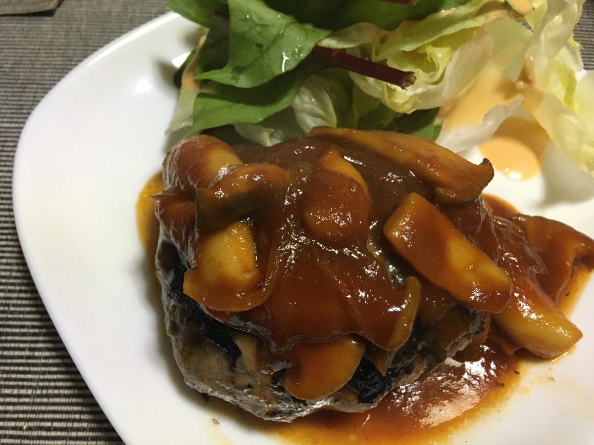 ななせなつひ On Twitter ハンバーグを豪華にする きのこのソース 玉ねぎ半玉をバター5gで弱火で炒める 玉ねぎがしんなりしたらお好みのキノコを入れて軽く炒める ケチャップ大さじ4 ウスターソース大さじ4 砂糖小さじ1を入れて煮詰めたら完成 たっぷりかけて