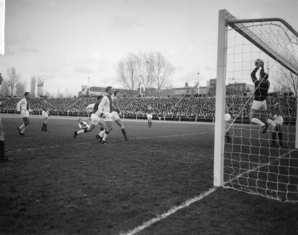 Voetballegends1's tweet photo. Vandaag 56 jaar geleden debuteerde Johan Cruijff in het eerste van Ajax. Ondanks een doelpunt van de debuterende Cruijff (op foto met rugnummer 8) verloor Ajax in Groningen op 15 november 1964 met 3-1 van GVAV. #johancruijff #cruyff #debuut #ajax #gvav #tonnyvanleeuwen #nuninga https://t.co/mWO1RKZ2it