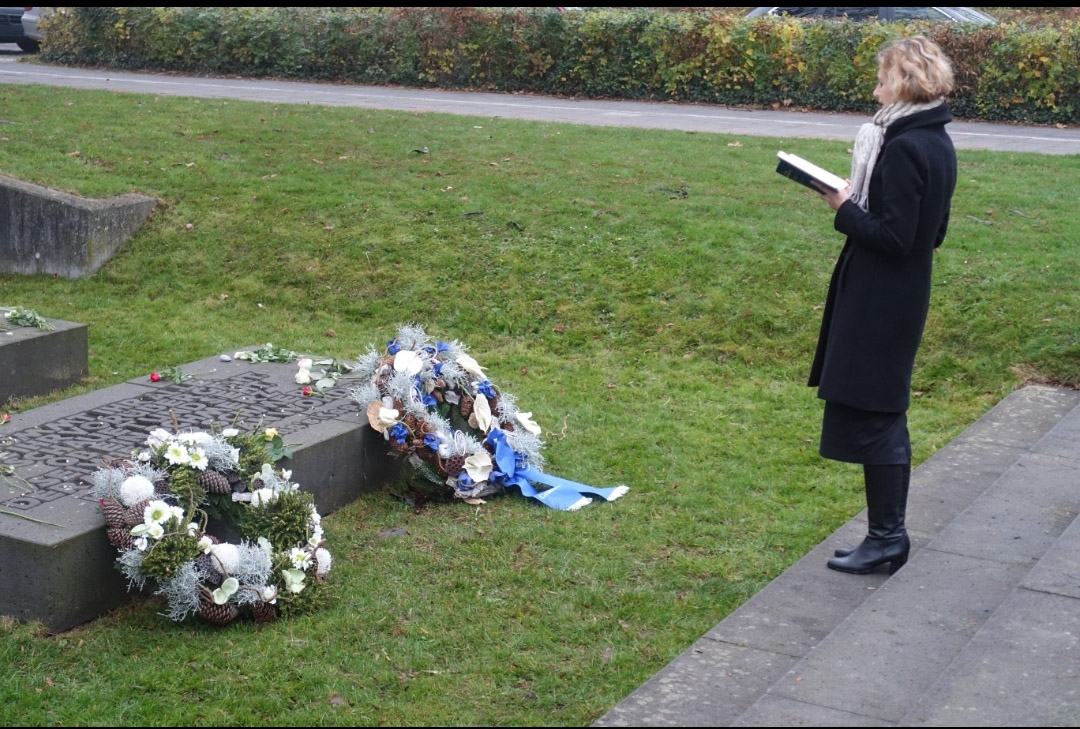 Erinnerung2020's tweet photo. Gedenken braucht Orte. Heute erinnern wir an die Kranzniederlegung an der zerstörten Synagoge und im Hof des ehemaligen Gerichtsgefängnisses mit einer Fotostecke! Zu sehen auch der Kranz der jüdischen Gemeinde, der von Schüler'innen gestaltet wurde. 👇
https://t.co/QGDtBrLgfG https://t.co/rk9R8WZhDh
