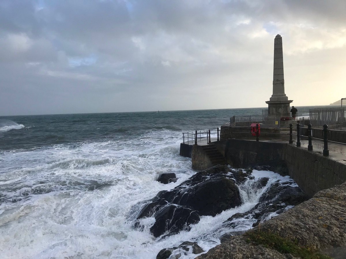 house_pz's tweet photo. Penzance high seas and waves ...a stormy weekend ahead to blow the cobwebs away #escape2penzance #escapetocornwall https://t.co/nOiu9JPS6v