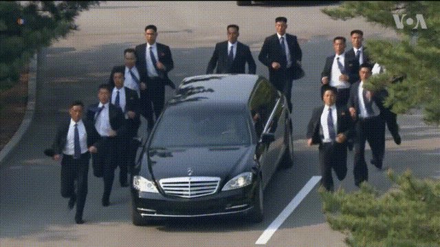 MagnificoMendy's tweet photo. Joel Matip on his way to Liverpool training: https://t.co/SdXQUdTLAu