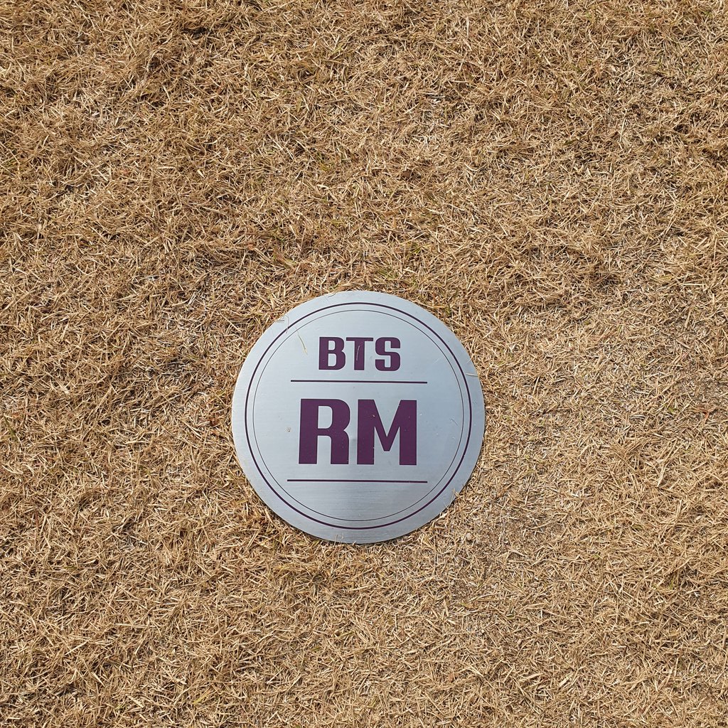 jimintoday__'s tweet photo. 양주시립장욱진미술관 여기 분위기 넘무 좋아 💜💕 https://t.co/RG3ORd827c