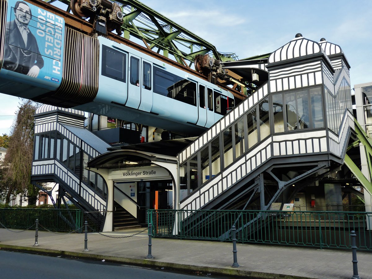 Der um 1903 in schlichten Formen des Art nouveau erbaute Bahnhof Völklinger Straße wurde 2012 rekonstruiert. Herr Engels schaut ein wenig betrübt in das nach ihm benannte Barmer Quartier hinein... Sein Jubiläum hatte man sich wohl auch anders vorgestellt. #Wuppertal