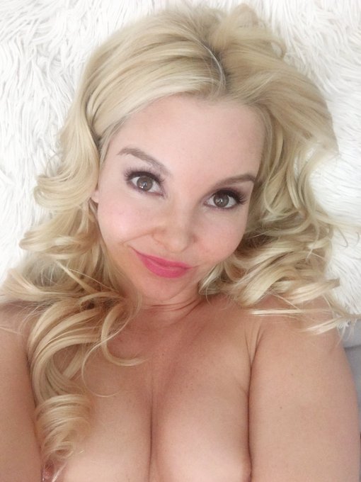 2 pic. Horny AF!!! I’m sorry for the horny DMs/texts (I’m NOT) https://t.co/miNJrGJErv