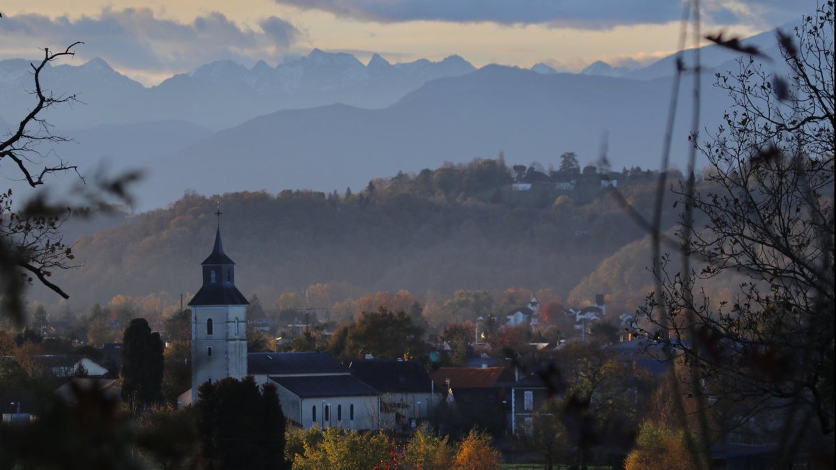 marulier's tweet photo. Ce matin avec une heure pour prendre des photos ,j’ai bien sûr choisi le lever de soleil.. #FenêtreSurLeBéarn 
#confinementSaison2 https://t.co/Jfsx4pyaMb