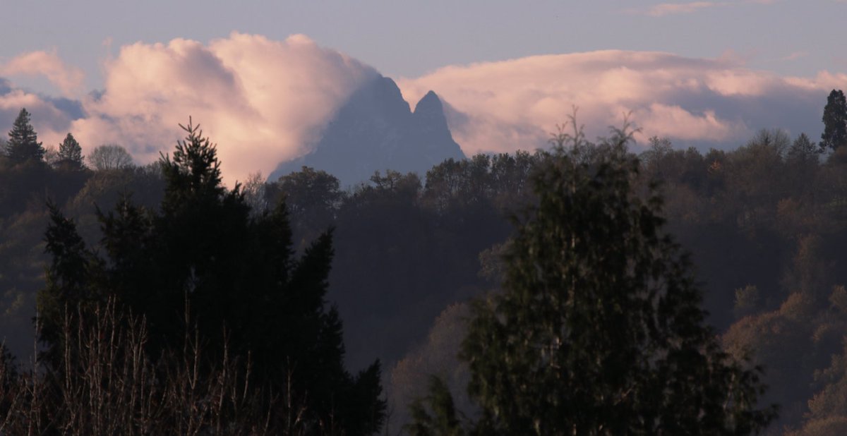 marulier's tweet photo. Ce matin avec une heure pour prendre des photos ,j’ai bien sûr choisi le lever de soleil.. #FenêtreSurLeBéarn 
#confinementSaison2 https://t.co/Jfsx4pyaMb
