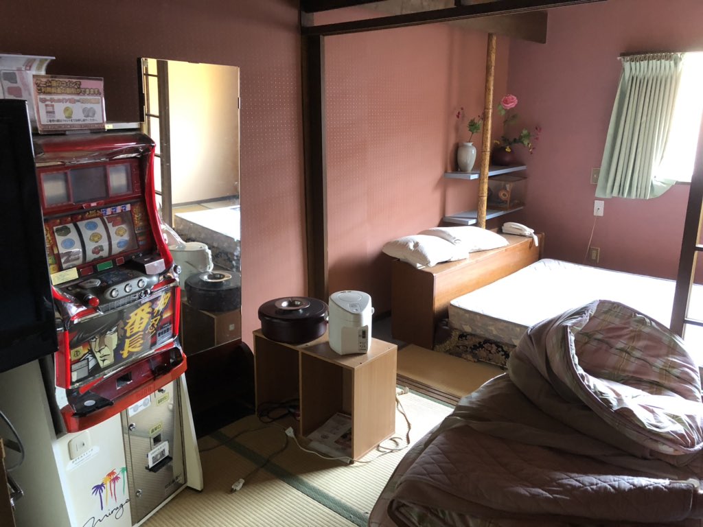 Emiko えみちゃんねる メダカ王国レインボー ラブホを経営してた80歳の社長が コロナでホテルは儲からない と今年5月に メダカ屋に鞍替え 元ラブホの敷地にメダカが泳ぐプランターがずらり 約230種類 会員になると毎年の誕生日にメダカをプレゼントで Emiko えみちゃんねる メダカ王国レインボー ラブホを経営してた80歳の社長が コロナでホテルは儲からない と今年5月に メダカ屋に鞍替え 元ラブホの敷地にメダカが泳ぐプランターがずらり 約230種類 会員になると毎年の誕生日にメダカをプレゼントで