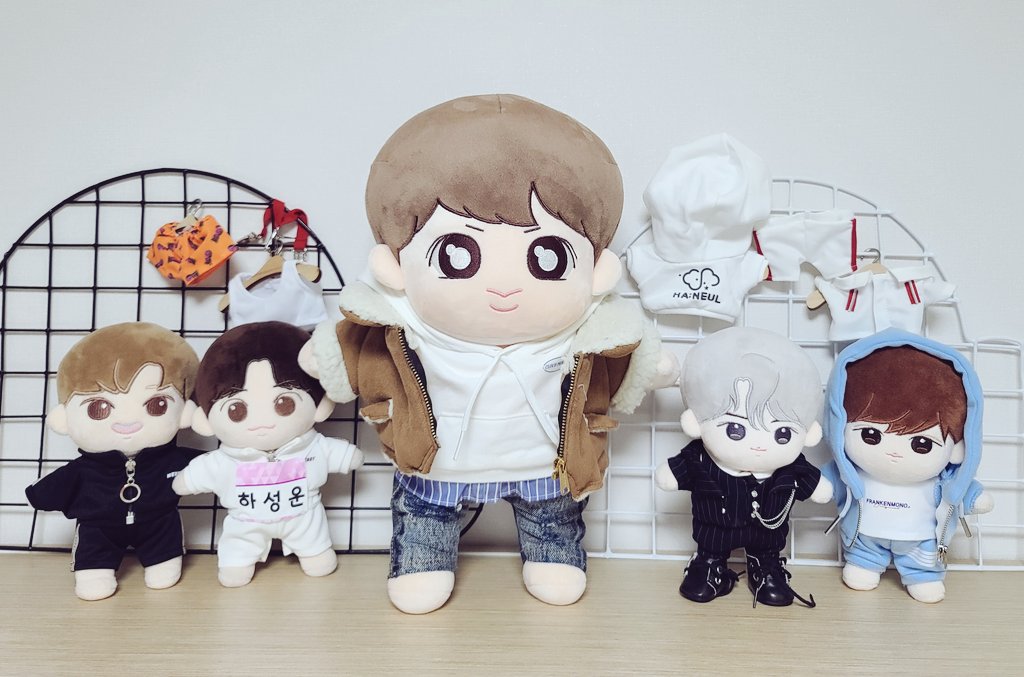moongchiseng's tweet photo. @sengbutique 셍언이 횽아가 너무 좋아서 머리
부터 발끝까지 똑닮고 싶은데 방법이없네
띠용?! 이게 웬일! 셍언이횽아랑 똑같은 옷이 요기잉네?!
끄앙~!! 너무 찰떡이야~! 싱크로율 100%! 셍부띠끄 사랑해요💕💕 

#하성운_인형옷은_셍부띠끄
#셍부띠끄_2주년_축하해 https://t.co/jMkJLKEjaA