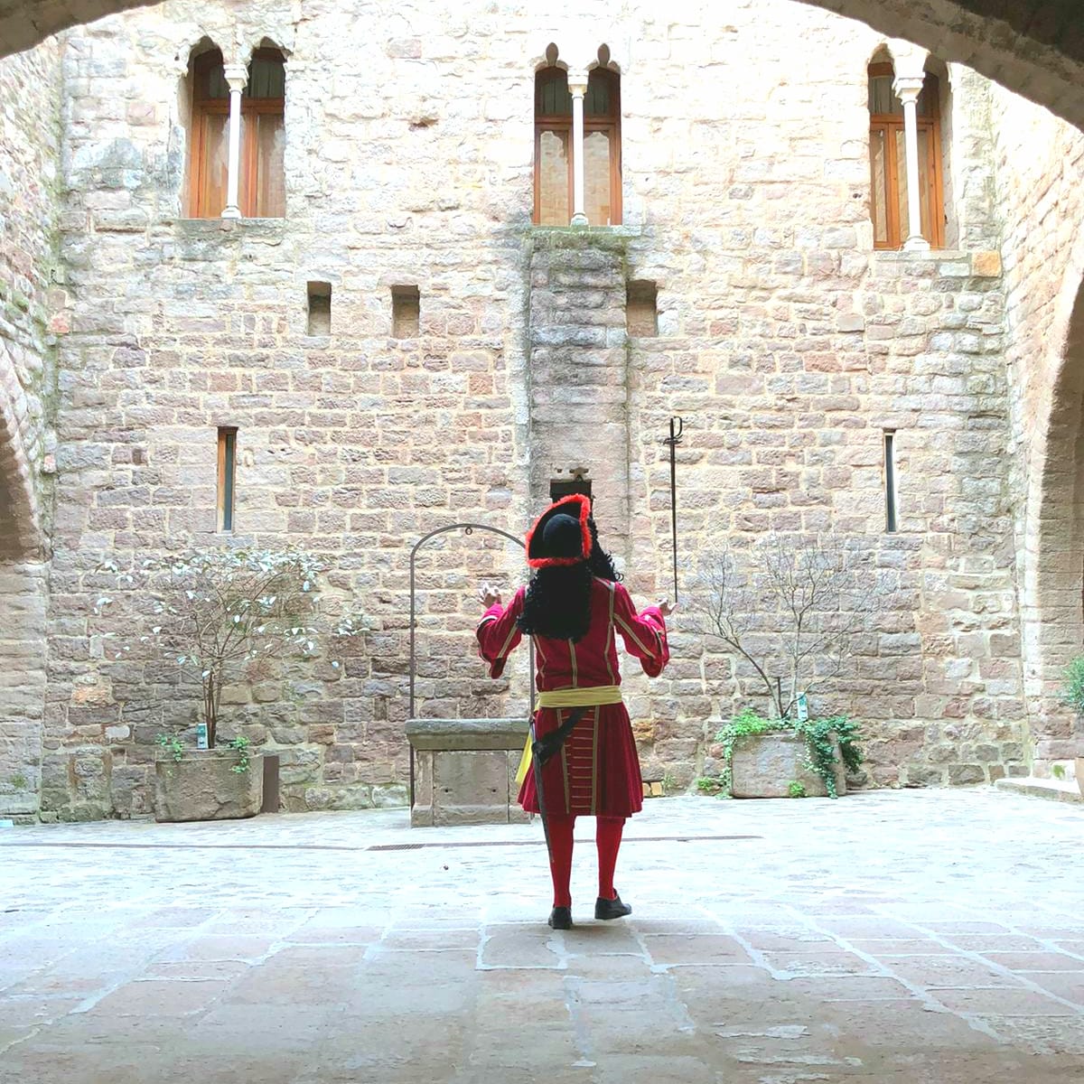 uduraeteatre's tweet photo. Diuen que, de tant en tant, a la tardor, encara es pot veure al Coronel Desvalls fent de les seves al Castell de #Cardona.

📸 @AlexTripiana
@CardonaTurisme https://t.co/biS7KBFodF
