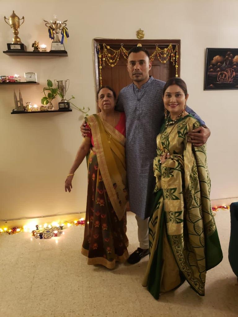 DanishKaneria61's tweet photo. Diwali celebrations with family! Please remember us in yours prayers 🙏 https://t.co/HPYef7Rbnk