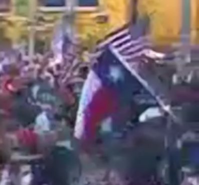 高山瑞穂 على تويتر ワシントンのトランプ支持者のデモのニュースで デモ隊の掲げる旗の中に気になるものが 1枚目のはテキサス国の国旗 だと言うのは分かったんだけど 2枚目の一瞬キューバかと思ってえっ となったけどキューバとは赤と青が色違い で もう一回調べ