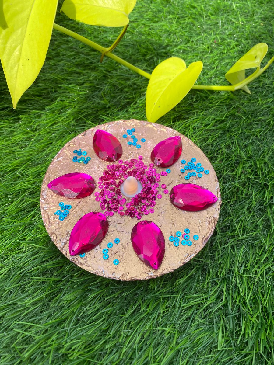 altsbeautiful's tweet photo. Creative DIY Ideas To Recycle Your Old CDs! https://t.co/vxFd0MVyp0 via @altsbeautiful https://t.co/OqzhO7csn8