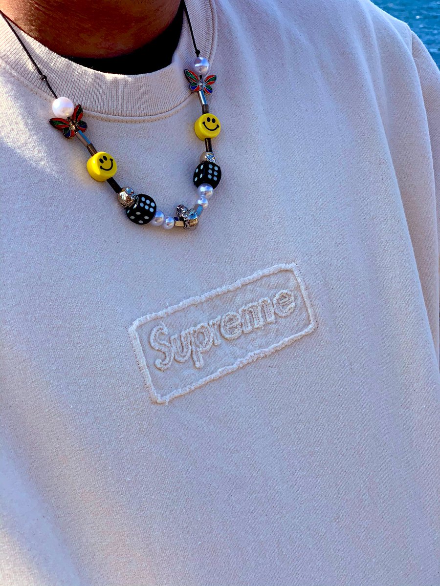 brabus0905's tweet photo. #supreme
#EVAEMOB
#SALUTE
#SMILEYNECKLACE https://t.co/7rAM2jGJ6Y