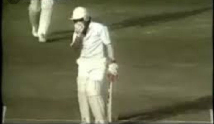 Some  @sachin_rt throw backs:When a banner was raised in the stands 'bacche Ghar jaake doodh Peeke aa', after his nose was bleeding by a Waqar bouncer.He wanted to carry on instead of going back to pavilion & he went on to score 57 runs ,which was his 2nd ever test fifty.