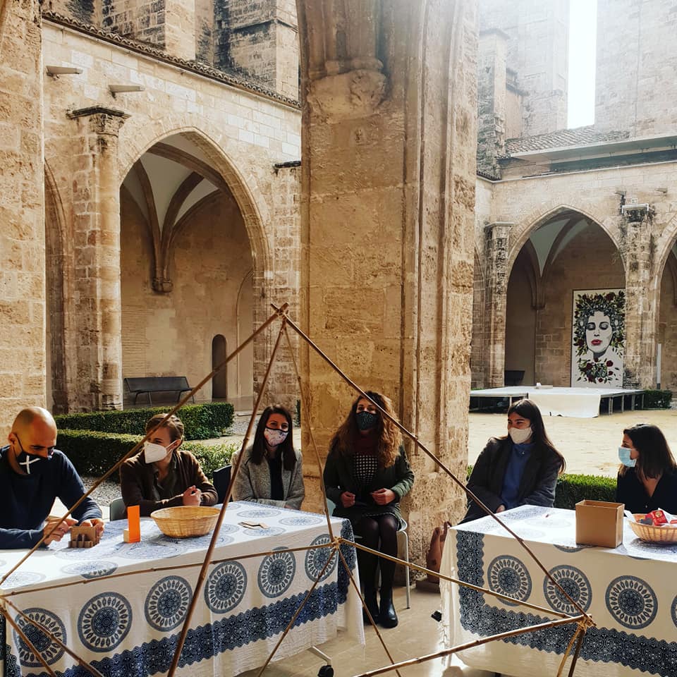 SILVANAANDRES's tweet photo. Un lujo poder participar con nuestros talleres en la Escola de Tardor Carme de Miquel. Compartiendo experiencias con personas comprometidas por repensar la escuela, profesionales que pese a la pandemia siguen trabajando por mejorar. #EscoladeTardorCarmeMiquel #Arquilecturas
#CCCC https://t.co/3LKzQ1b5m5