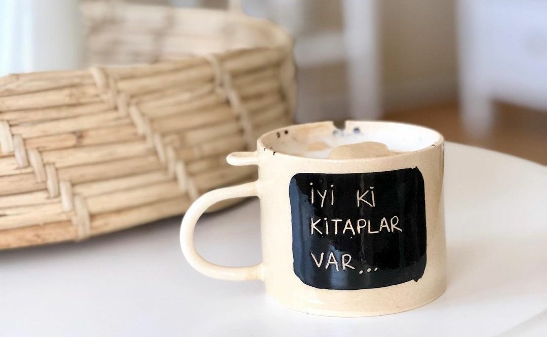 "Bence kitap okumak, aşık olmaktan veya seyahat etmekten aşağı kalan bir deneyim değildir." 

Kahvenizi yudumlarken keyifle kitabınızı okuyacağınız güzel bir pazar günü dileriz. #mutlupazarlar 💛