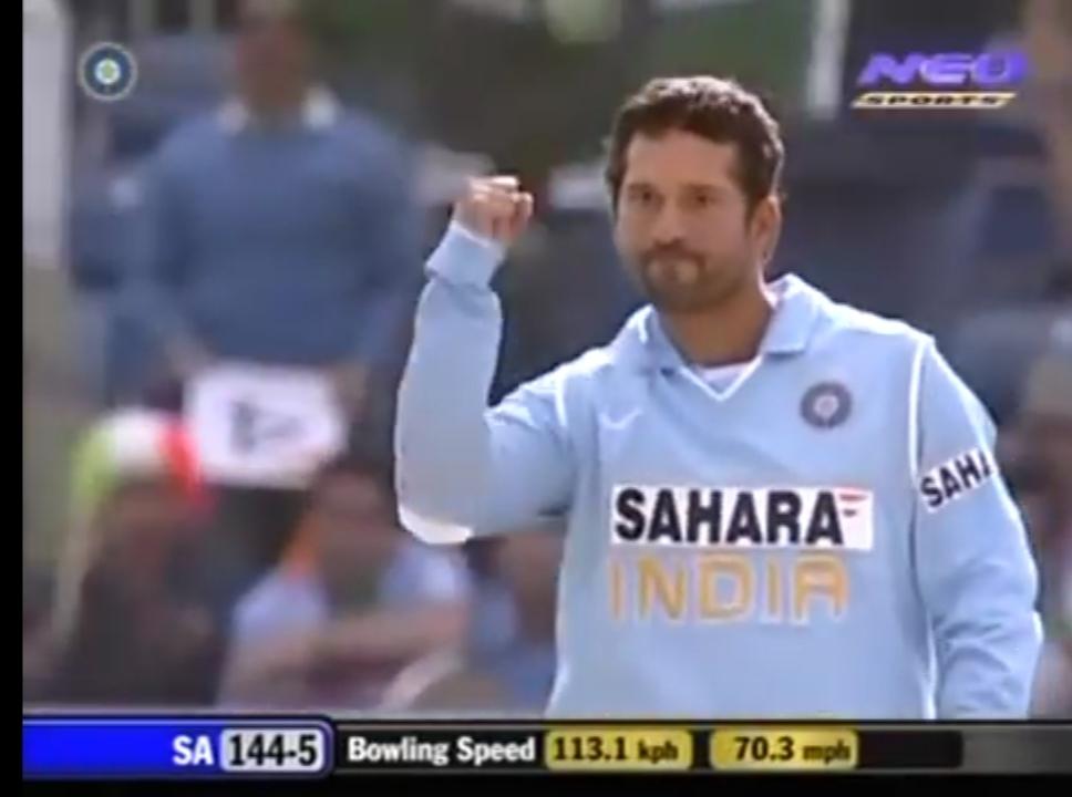 In an ODI v/s SA in 2007, captain dravid brought  @sachin_rt who was yet to bowl a single over in the innings to bowl the final over against Kemp & Hall.Kemp easily cleared mid wicket in Sachin's first ball, charged tendulkar seamed up in nxt ball & castled him effortlessly..