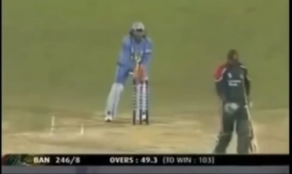 In an ODI btw Ind & Ban in 2004 Mortaza was tailoring a fiery cameo (39 frm 20) & when  @sachin_rt came to bowl final over of innings,he welcomed sachin with a 6 & in vry nxt ball Sachin showed Mortaza how mastered he is in art of spinning & gave an easy stumping practice to Dhoni