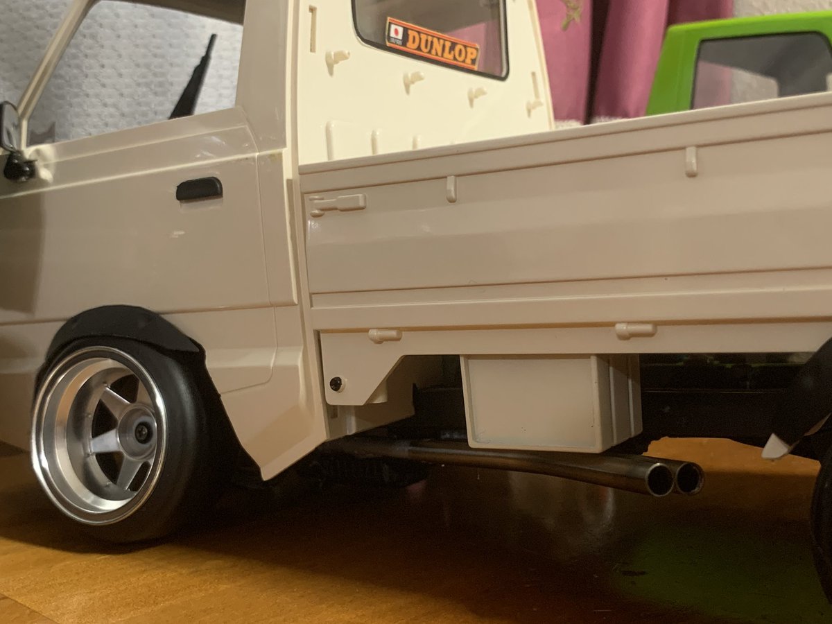 ホッピー２号 昔乗ってた軽トラ と同じホイールに 3万で買ったスーチャー付きのキャリイ 溶接デフロックしてフロントに復刻のssr6 5jで遊んでましたがサイド出しマフラーと車高調完成までにエンジンブローで終了 やりたかった事を今ラジコンでやってます
