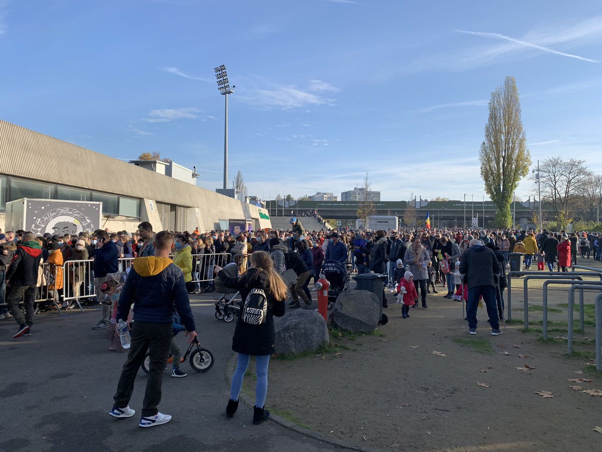 13. I have arrived to the polling stations in Frankfurt. It was moved from the consulate to a stadium. There are hundreds (surely 1k) in queues, like at a concert. The queue is moving more or less quickly. I arrived 5 min. ago and the queue after me has already > 20 people.
