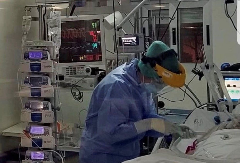 rafamedinaSVQ's tweet photo. Hoy, saliente de Jefe de guardia del @HospitalUVRocio, quiero reflejar mi más emocionado reconocimiento a mis compañeros de UCI-#COVID que se están dejando la piel por nuestros pacientes.  Trabajan hasta la extenuación y con una humanidad envidiable. Gracias por vuestro esfuerzo! https://t.co/Ns9l9ZJejR