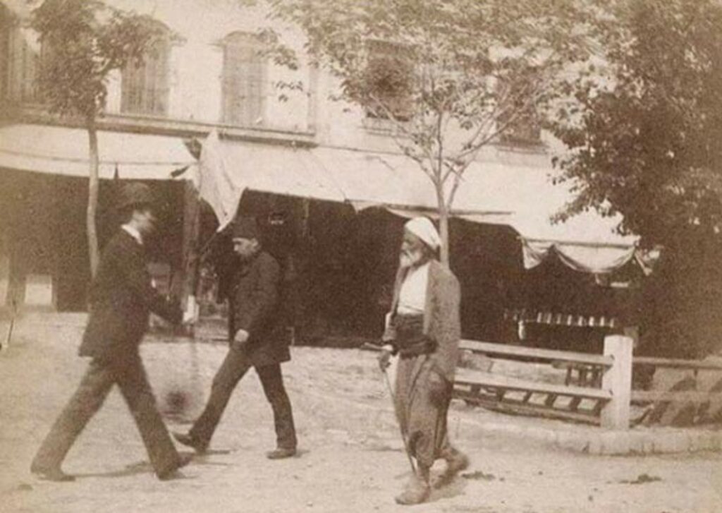 OSMANLI İSTANBUL'UNDA İLGİNÇ KARELER... SOL FOTOĞRAF Tramvay, otomobil ve at arabası bir arada Yıl : 1916 Fotoğrafçı : Buyenlarge SAĞ FOTOĞRAF Sarık, Fes ve Melon şapka bir arada Yıl : 1908 Fotoğrafçı : N/A #tarihifotoğraflar #kpssbyılda1olsun #ÖzlenenSesİstanbulda