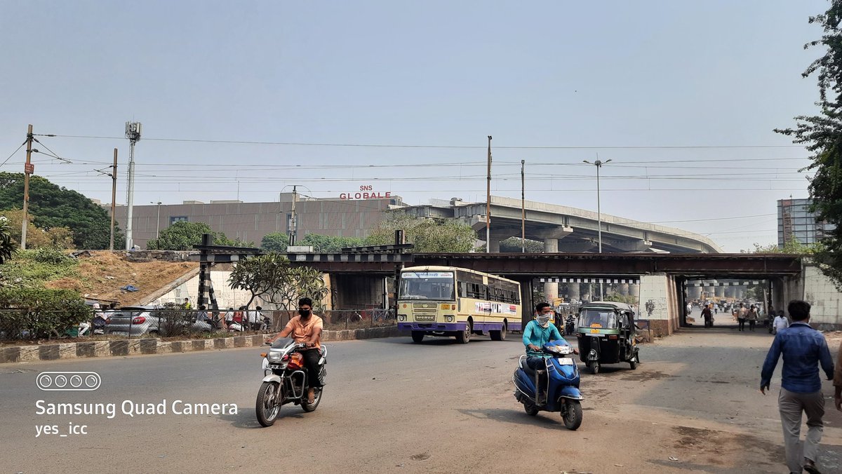 DevelopedSurat's tweet photo. #Double_Height #Fly_Over_Bridge over #Sahara_Darvaja Junction , #RailwayTrack & above #Ring_Road
#ટેકસટાઇલ_માર્કેટ એરિયામાં #સહારા_દરવાજા & #રેલ્વે_ટ્રેક ની ઉપર #ડબલ_હાઇટ #ફ્લાયઓવર_બ્રિજ
#Surat #yes_icc #CentralZone #VarachhaZone #LimbayatZone
Clicked by #FenilThakkar @OurSMC https://t.co/C7MODfvwrl
