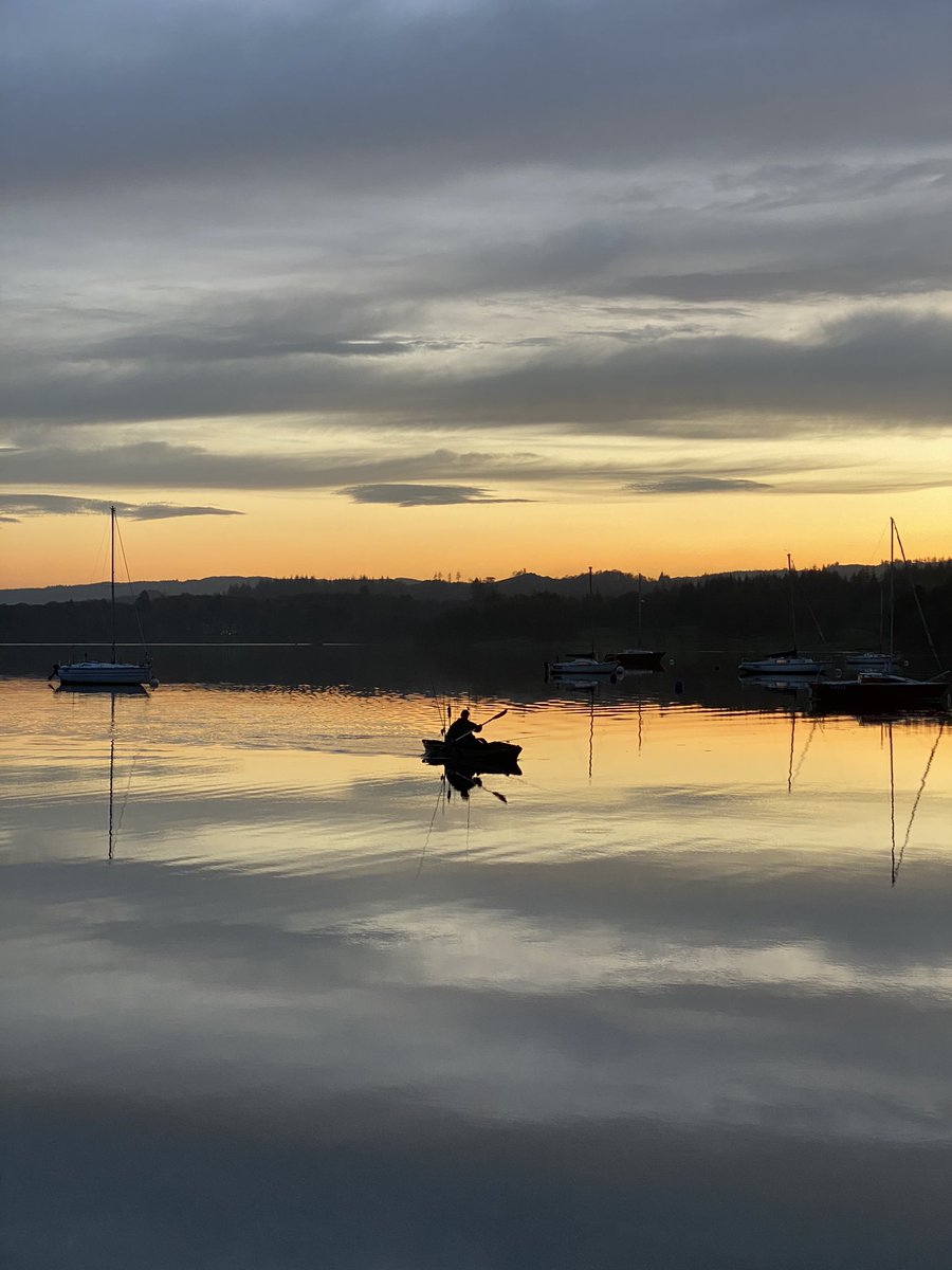 This amazing place will be here for everyone when we come out of lockdown. Stay safe everyone and enjoy this sunset shot of #Windermere and this lone Kayaker. <a href="/FeatureCumbria/">@featurecumbria</a> <a href="/CumbriaOnline/">Cumbria Online</a> <a href="/cumbnews/">The Cumberland News</a> <a href="/cumbriatourism/">Cumbria Tourism</a> #LakeDistrict #thelakedistrict
