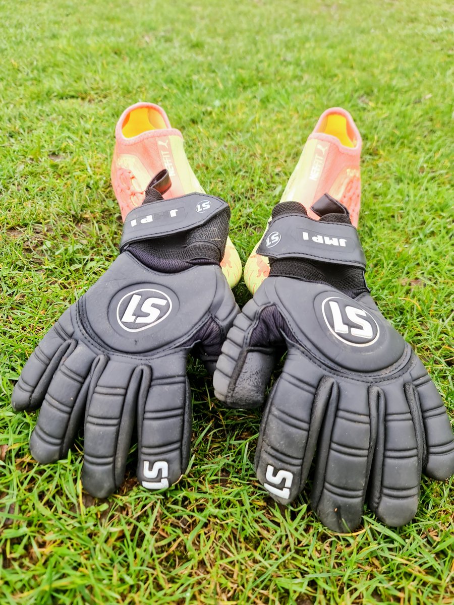 matthewp199's tweet photo. Day 4 of the weekends in lockdown 2.0 without any #grassroots football and guess what...
Me and the eldest are out on the field today putting in the work @S1_Goalkeeping @pumafootball โฝ โฝ ๐ฅ ๐ฅ #videotofollow https://t.co/2IRT8wIaxz