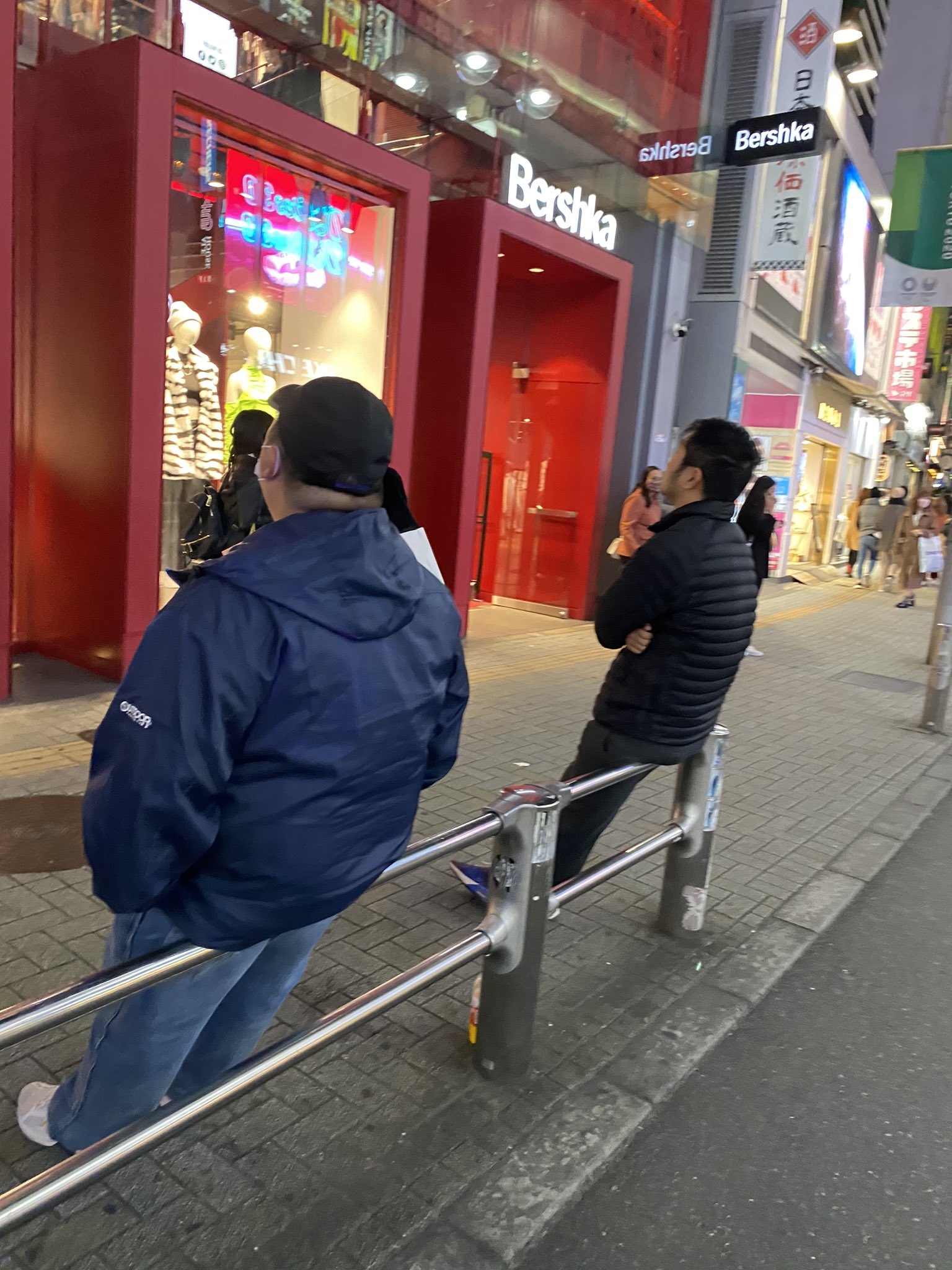 タッツィーネ on X: 渋谷のBershkaの前がガチキモいw パンツ見ようと必死やん😂 t.coJQBpdbumiJ  X