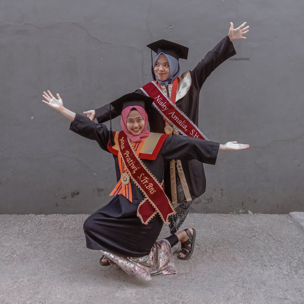 NitPrat's tweet photo. Place : Baleendah
Date :14 -11- 2020
Time : 15.00 WIB
Dc : Toga Kebangsaan + Aksesoris pendukung
In frame with @niskyamalia
#wisudaonline #ingindiborder #wisol #sarjanayoutube #hanyakonten #barokahna https://t.co/9NnJtMPh7a