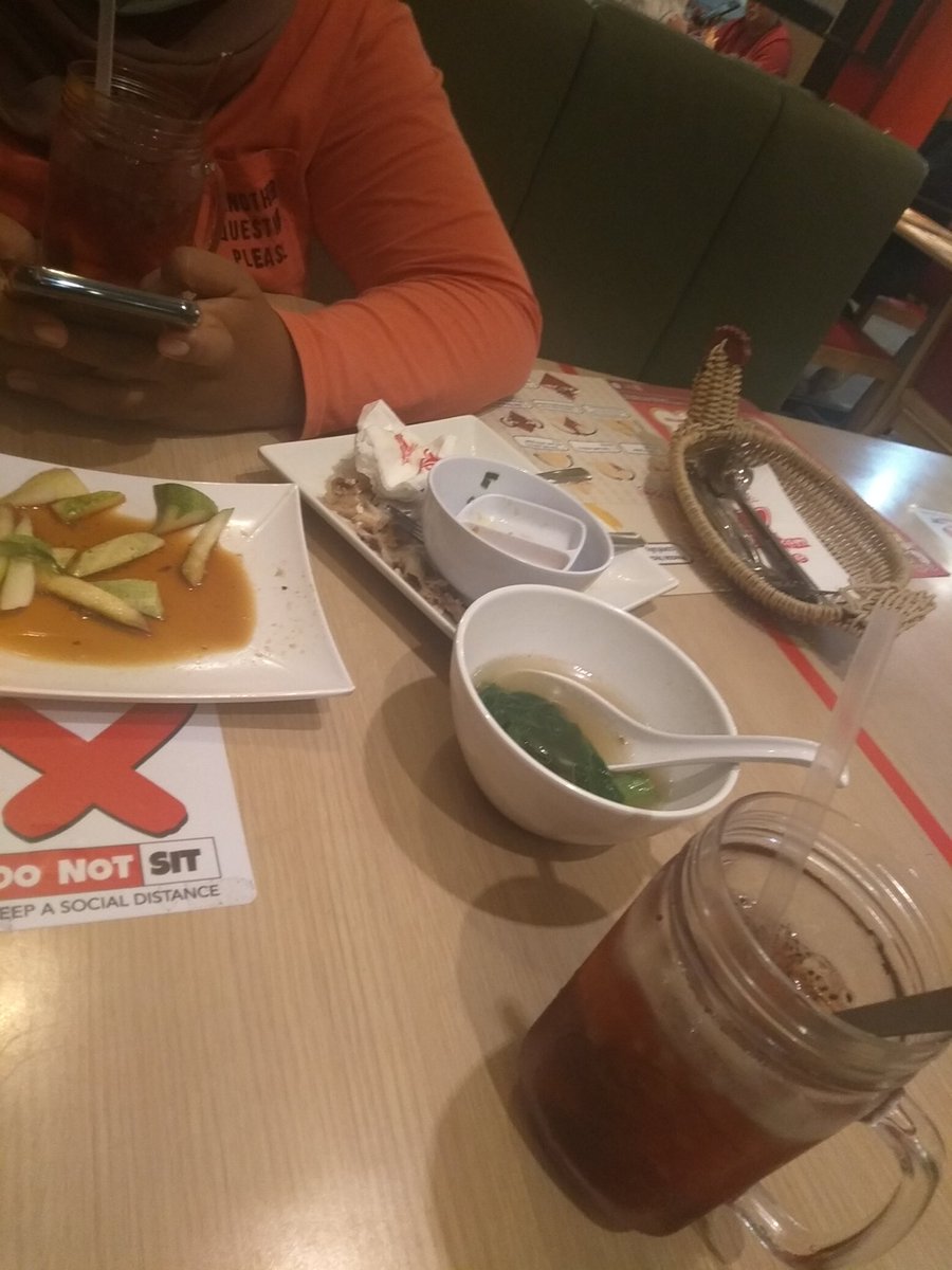 BonezSasha's tweet photo. @MummyCokelat  dengan mamy ni haa ..tgah bncng pasal business ni haaa... https://t.co/oDYVOsebDk