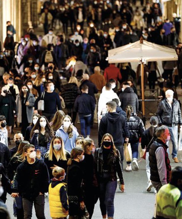 Roma via Condotti, ieri: struscio con mascherina in tempi di virus