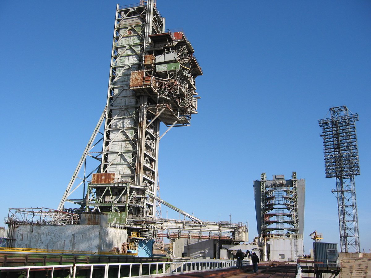 RevesdEspace's tweet photo. Anniversaire du premier vol de #Bourane.

J'ai eu la chance voir de très près le pas de tir en 2006. C'est gigantesque ! Dommage que le programme n'ait pas continué https://t.co/85H5YqKMFk
