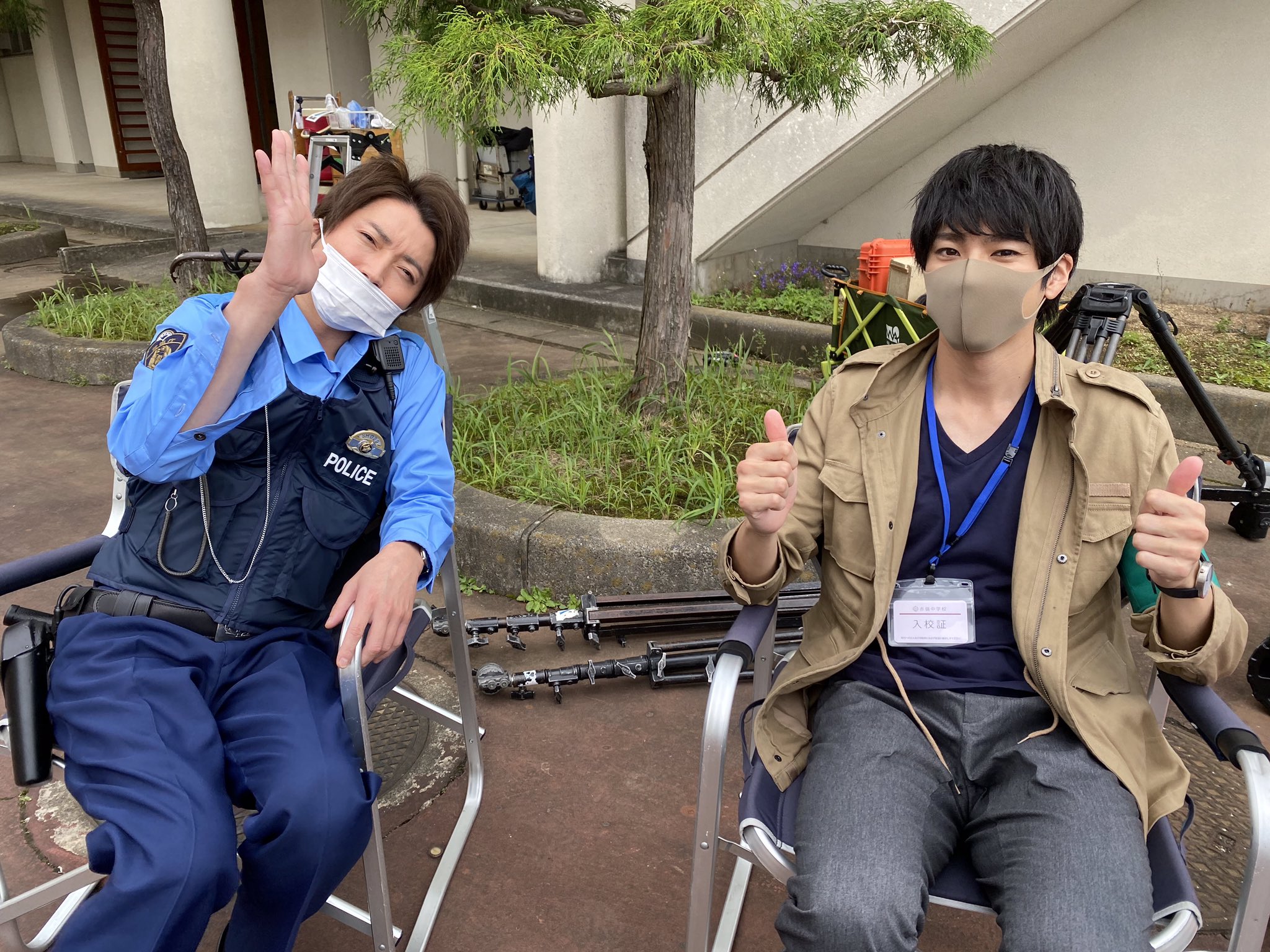 7月9日 金 Dvd Box発売 青のsp スクールポリス ー学校内警察 嶋田隆平ー 公式 本日はオフショット 嶋田 三枝の２人で仲良くお話しているところを マスクでも決まってるお２人 青のスクールポリス 青のsp スクポリ 藤原竜也 山田裕貴