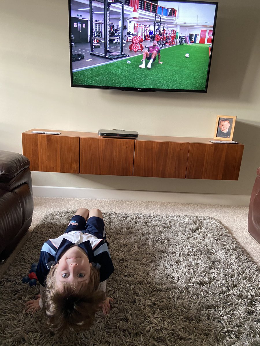 joj2703's tweet photo. Henry joining in with @ugomonye @EnglandRugby #GetYourShirtOn #rugbytots #crabwalks #Rugby https://t.co/pFLQl7Rg4t