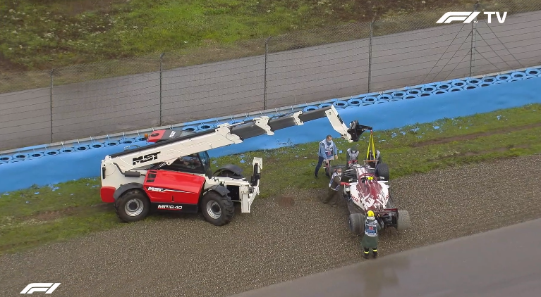 f1rtp's tweet photo. A corrida ainda nem sequer comeรงou. Bastou sair das boxes para tomar lugar na prรฉ-grelha e @Anto_Giovinazzi e @GeorgeRussell63 jรก andaram aos papรฉis. https://t.co/tuUltVkaEw